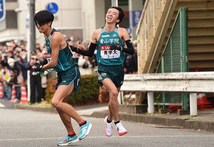 大会新記録で2年ぶり7回目の総合優勝を果たした青山学院大の9区・倉本玄太選手から10区の宇田川瞬矢選手へのタスキリレー（写真／青山義幸）