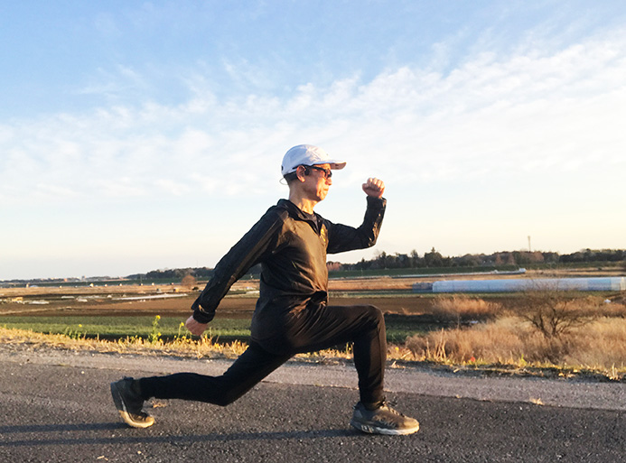 ストレッチ効果と筋トレ効果が同時に得られるランジ。大殿筋や股関節周りの強化につながり、同じストライドでも余裕度が生まれるという