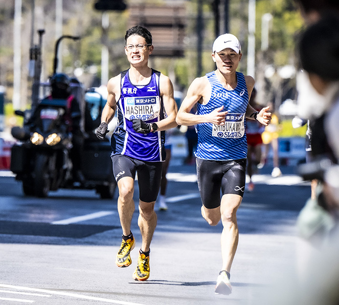 東京マラソンで2時間15分40秒の自己ベストをマーク（右が澁川さん）