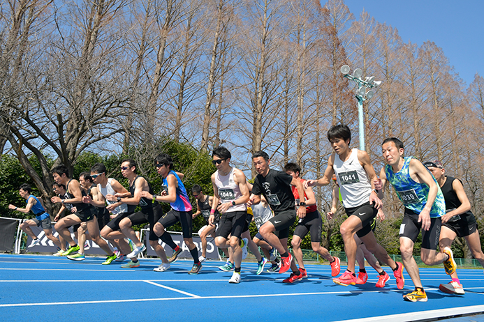 「中距離市民ランナーNo1決定戦」の予選として年代別の1000ｍが行われた（写真／菊池陽一郎）