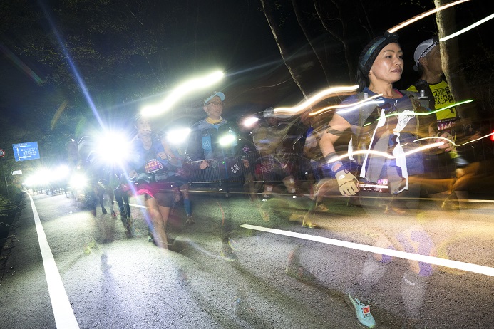 深夜のロードを走るランナーたち（写真／軍記ひろし）