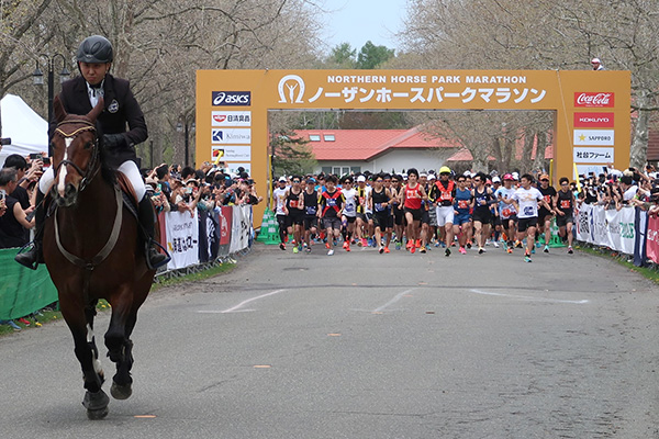市民ランナーがサラブレッドの練習コースを力走！　ノーザンホースパークマラソン