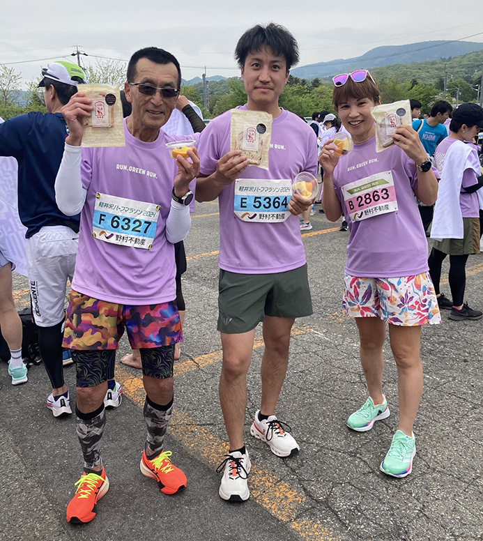 右から、伊藤奈巳さん、笠木涼太さん（三重・31歳）、浅井俊行さん（岐阜・67歳）。手にしているのはゴール後配られたフルーツと浅野屋特製完走賞パン