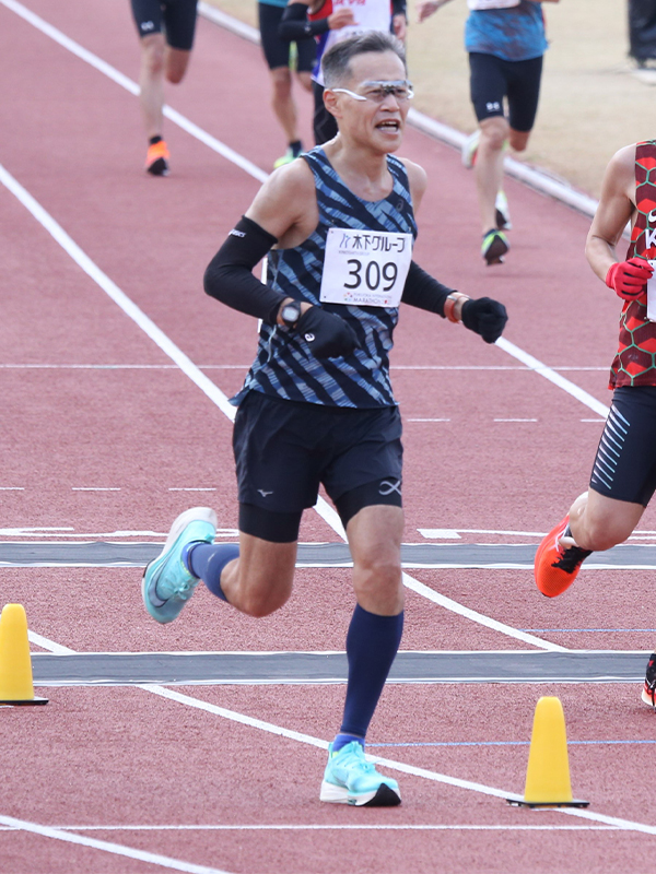 昨年の福岡国際マラソンでラストスパートをかける長江コーチ。がん罹患以来、初の2時間30分切りを果たした