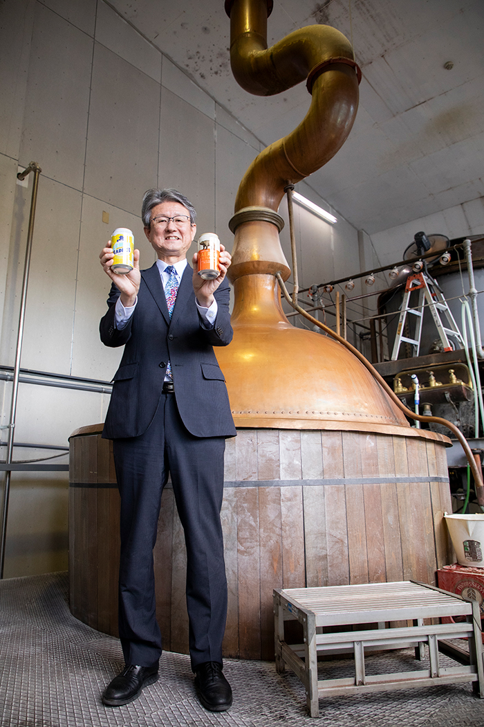 株式会社べアレン醸造所代表取締役社長の嶌田洋一さん。背後の100年以上前にドイツで使用されていた醸造設備は、すべて分解して輸入し、ドイツから職人が来日し組み立てられた（写真／谷津詩織）