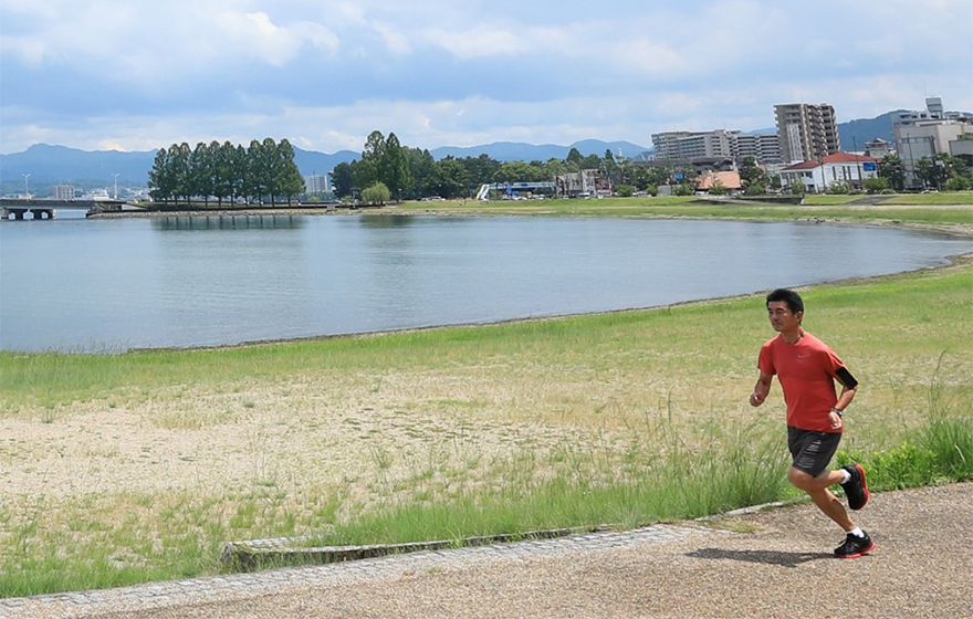 琵琶湖の周りを走る村地さん
