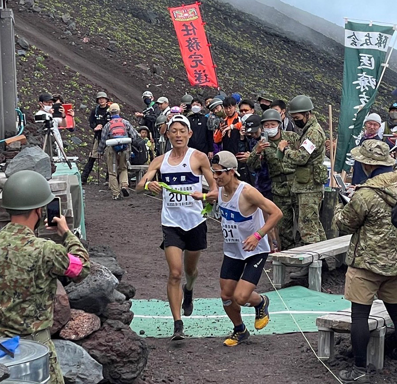 宮原さんは富士登山駅伝7連覇中の滝ヶ原駐屯地陸上部のエースでもあり、日本を代表する上りのスペシャリスト（写真左）