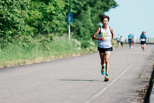 弓削田眞理子さん、サロマ湖100km記録が65歳以上世界記録に認定!「5月の走り込みは900km」
