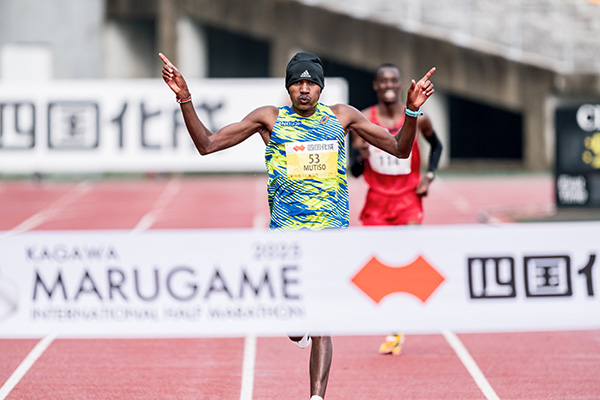 これが世界の勝負メシ！？　フル2時間3分台のケニア人ランナー「レース前日はウガリを食べ自己ベスト更新」