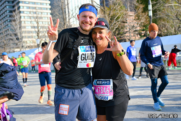 伴走者と手で会話　米の盲ろうランナーが東京マラソン完走でシックススター獲得