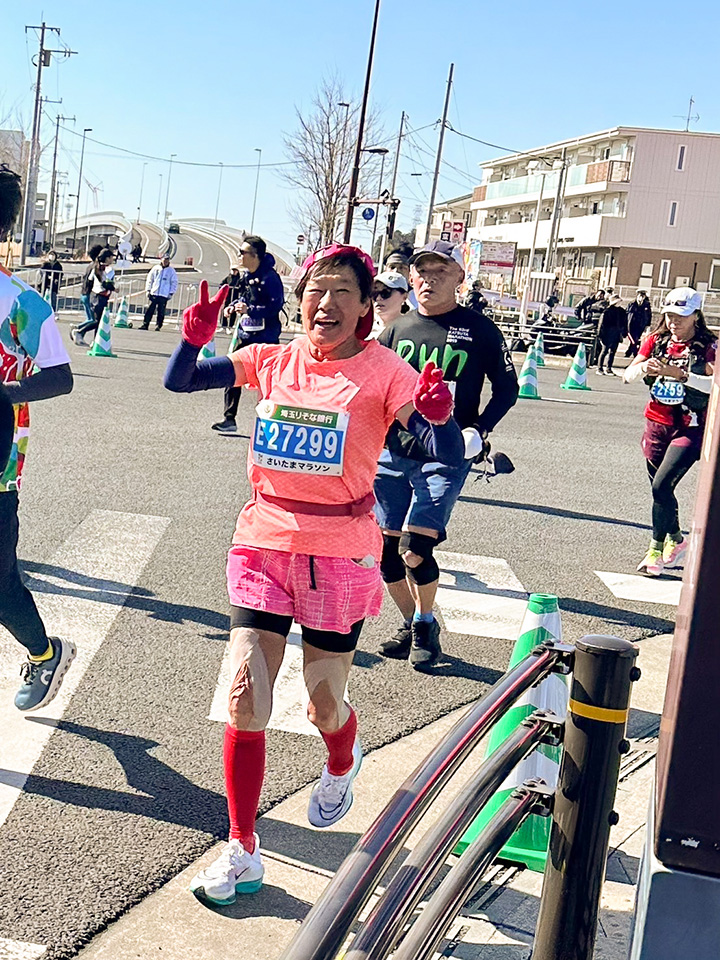 24年さいたまマラソンを走る吉田さん。4時間51分16秒で完走した