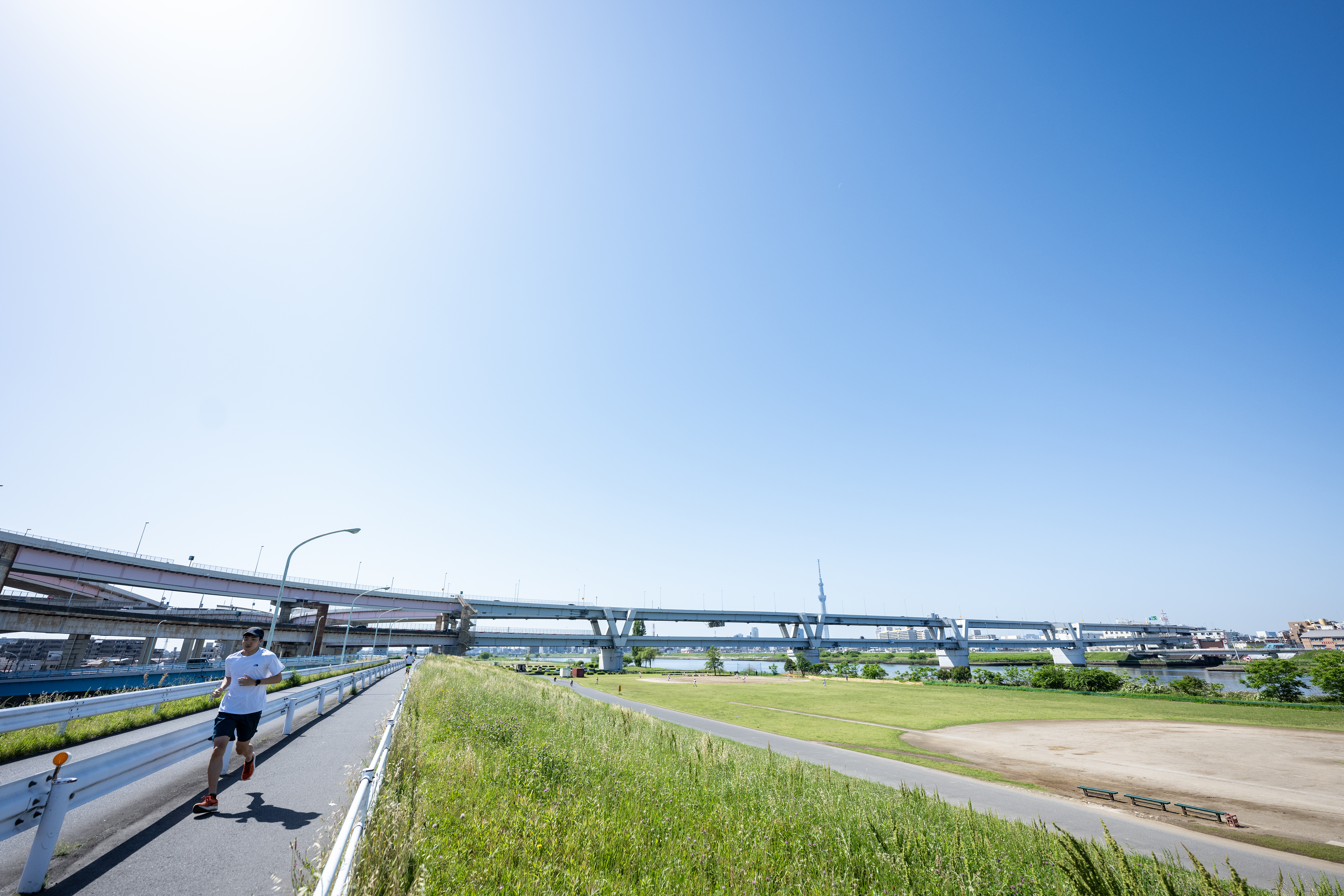 河川敷を走るランナー
