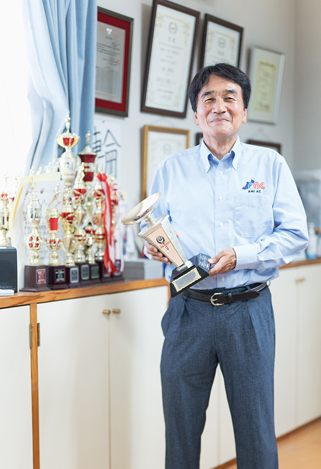 クラブの年間最優秀選手に贈るトロフィーを持つ楠さん