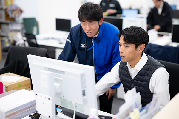 選手たちは週4日、1日5時間の勤務によって社業でもキャリアを積んでいく