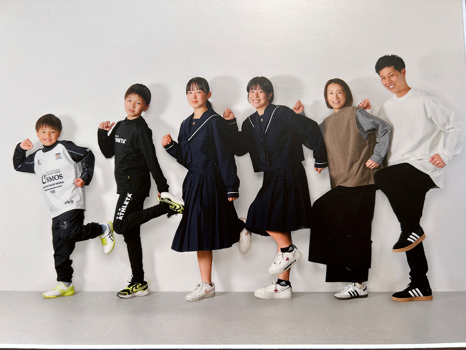 2時間30分2秒で女性41歳１位の永友優雅さん（右から2人目）は４児の母