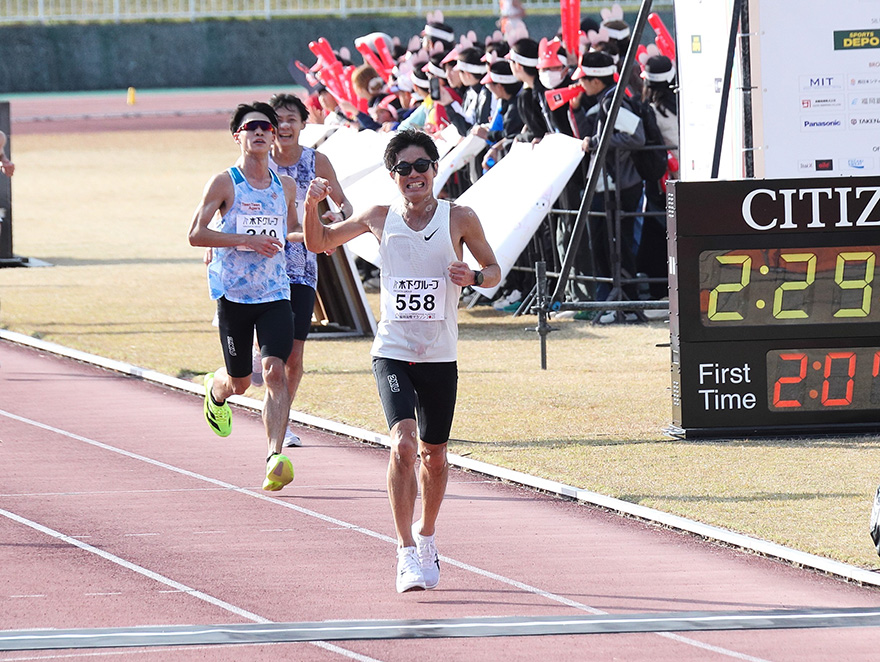 25年福岡国際マラソンで2時間29分46秒の自己ベストでフィニッシュする川人さん