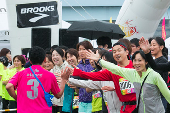 【知っ得】気分は日本代表!?　埼玉スタジアムを走るナイトリレーマラソン