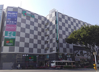 店舗がある「フロム中武」は、立川駅から徒歩2分の好立地