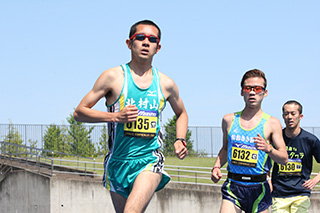 予選は、陸上競技場で5000mのタイムトライアル。全国6地区で熱いレースが繰り広げられた。（写真は5/15開催の東北大会）