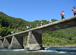走りどころのひとつ沈下橋。清流・四万十川周辺の雄大な自然が舞台。