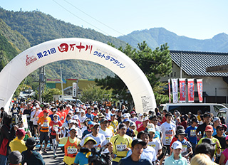 昨年は2416人が参加。西日本で最大級のウルトラマラソンだ。