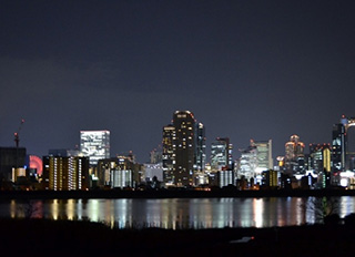 対岸の美しい梅田の夜景を見ながら走る