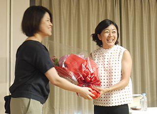 最近ご結婚された野口さんへ、花束贈呈も行われた。「幸せでふにゃふにゃです」と笑顔でコメント。