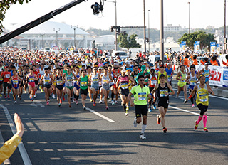 約30,000人ものランナーが那覇の名所を駆け抜けます。
