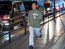 早朝や夜間のトレーニングでも視認性を高めてくれる。