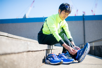 【知っ得】サブ4やサブ3時間半切りを目指すなら必読！ プロランニングコーチお勧めの「シューズチェンジ」(PR)