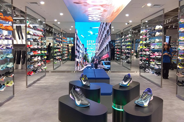 「STEP SPORTS RUNCITY-OSAKA-」グランドオープン！　11月9日までセール開催中(PR)