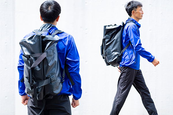 旅行・帰省に使える、大容量で荷物を整理しやすい防水ボストン