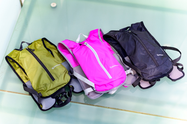 水分補給を忘れずに！ペットボトルを携帯できる揺れにくいベスト型バッグ