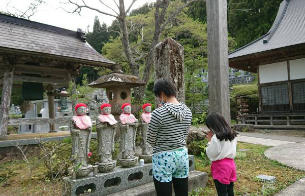 子供達といつものランニングコースを走り、42段の階段登ったお寺のお地蔵様にコロナ撃退をお願いしました。岩手はまだ感染者０ですが、他の地域の皆様と同様に県民は各自自粛して頑張っております！１日でも早く終息することを祈っております。（takuyaさん・岩手県）