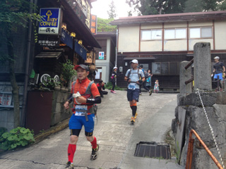 まずは温泉街の中を通ります
