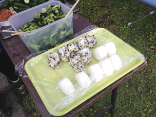 エイドにはおにぎりと野沢菜……