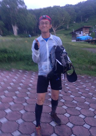 夕方になり日が落ちてきました。ここから夜の装備に。寒いのでウインドブレーカーは必携です。そしてヘッドライトも早めに準備して