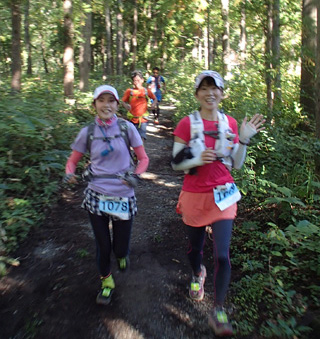 約10km地点、気持ちのよいトレイルが続く。原口さんと北村さんが同時にやってきた！