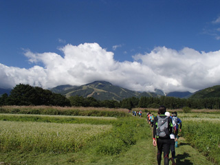 空と山、そば畑を眺めながら、爽やかな気持ちで走る
