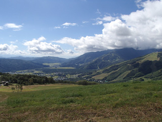 つらくても振り返ればこんな絶景。岩岳エイドから登った道をふりかえってみたところ。