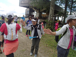 エイド到着でもハイタッチ！まだまだ先は長いけど、もうゴールしたみたい？