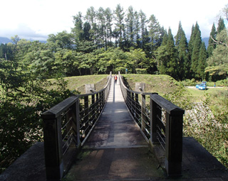 大きな吊り橋！走ると揺れて、ちと怖い？