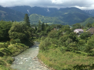 見てみると、本当にいい景色！　もしや、私たち、あの向こうの山を越えてきたの？