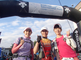 左から原口しのぶさん、富田朝美さん、北村葉子さん。いずれもこの２，３年でトレイルランを始めた方たち。白馬国際トレイルランのファンで、今回は最も長い50kmのロングコースに出場し、大会をリポートしてくれました！