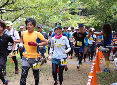 このスタート地点のほか、コース途中で大会プロデューサーの福田六花さん（写真では後ろ姿ですが）が迎えてくれて感激
