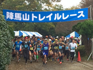 マレットゴルフ場がスタート＆ゴール会場。参加者が一斉スタート