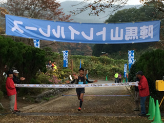 優勝はトップトレイルランナーの宮原 徹さん。１時間40分ほどで走ってしまう！　私はちょうど宮原選手の倍くらいかけて、じっくりとタフなコースと格闘しました！