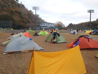 初日の野営はゴール地点の野球場。それぞれテントを立てて…