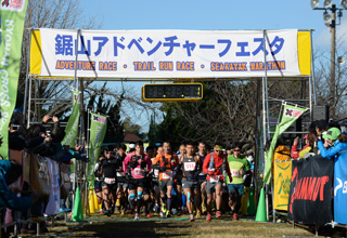 スタート＆ゴール会場は旧保田小学校。28kmの部は834人が一斉スタート