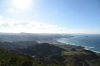 鋸山山頂からは素晴らしい景色を見ることができます！　右手に見えるのは東京湾